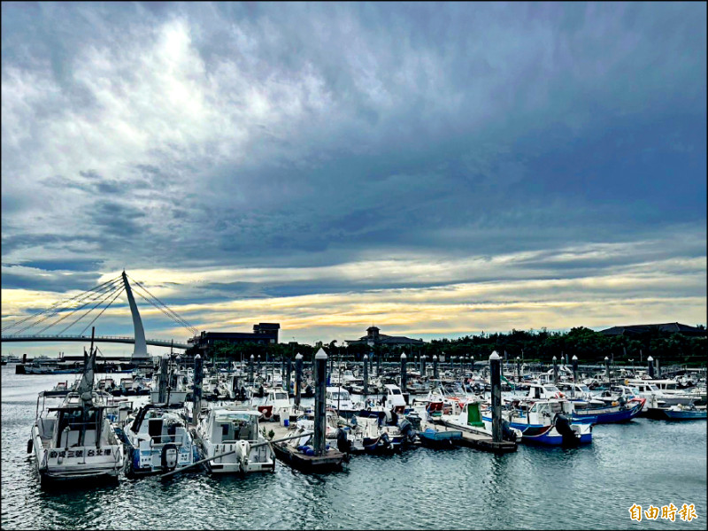 淡水漁人碼頭封港，許多船隻停靠岸邊。（記者羅國嘉攝）