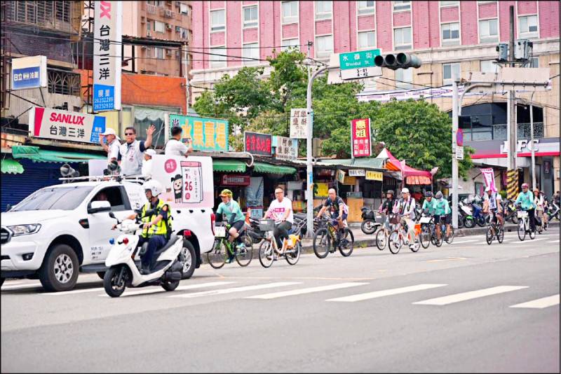 「妃妃鐵馬隊」抵達新北市淡水區,與「罷洪!刻不容楷」志工車隊穿梭大街小巷。(「罷洪!刻不容楷」提供) 「妃妃鐵馬隊」抵達新北市淡水區,與「罷洪!刻不容楷」志工車隊穿梭大街小巷。(「罷洪!刻不容楷」提供)