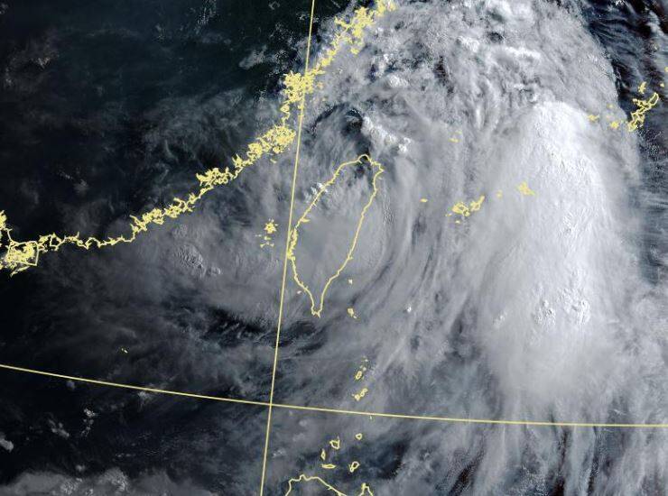 丹娜絲颱風已減弱為輕颱,不過仍持續影響台灣各地。(圖擷取自中央氣象署) 丹娜絲颱風已減弱為輕颱,不過仍持續影響台灣各地。(圖擷取自中央氣象署)