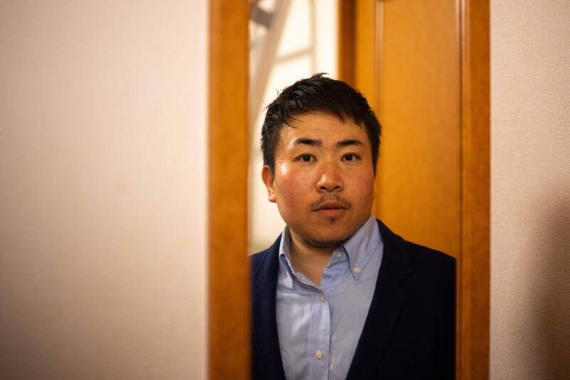 跨性別運動者淺沼智也（Tomoya Asanuma）曾遭羈押近4個月後獲判無罪。他回憶在偵訊期間，曾因不堪壓力險些做出不實的認罪，是挑戰「人質司法」制度的訴訟參與者之一。（法新社）