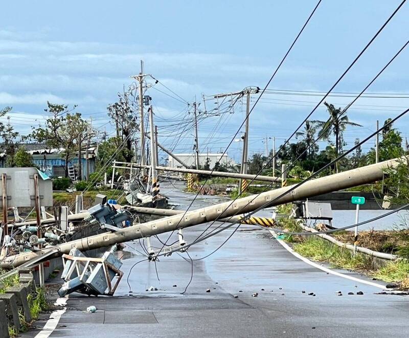 強風摧殘下，嘉義縣義竹鄉電線桿攔腰折斷。（記者蔡宗勳翻攝）