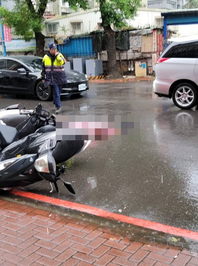 謝姓男子持刀砍殺妻子與小姨子造成2女身亡,男子行凶後開車逃逸。(記者徐聖倫翻攝) 謝姓男子持刀砍殺妻子與小姨子造成2女身亡,男子行凶後開車逃逸。(記者徐聖倫翻攝)