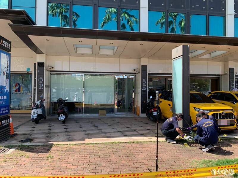 去年7月8日清晨,台南市區漁會前理事長林士傑在南區新樂路住家門前遭一名男槍手狙擊身亡,警方鑑識人員到場蒐證調查。(資料照,記者王俊忠攝) 去年7月8日清晨,台南市區漁會前理事長林士傑在南區新樂路住家門前遭一名男槍手狙擊身亡,警方鑑識人員到場蒐證調查。(資料照,記者王俊忠攝)