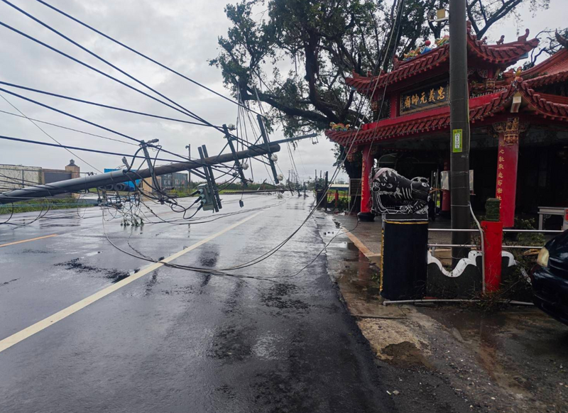 颱風丹娜絲強風狂掃，南部多地傳災情。圖為台南新營一處電線桿被狂風吹倒。（台電新營區處提供）