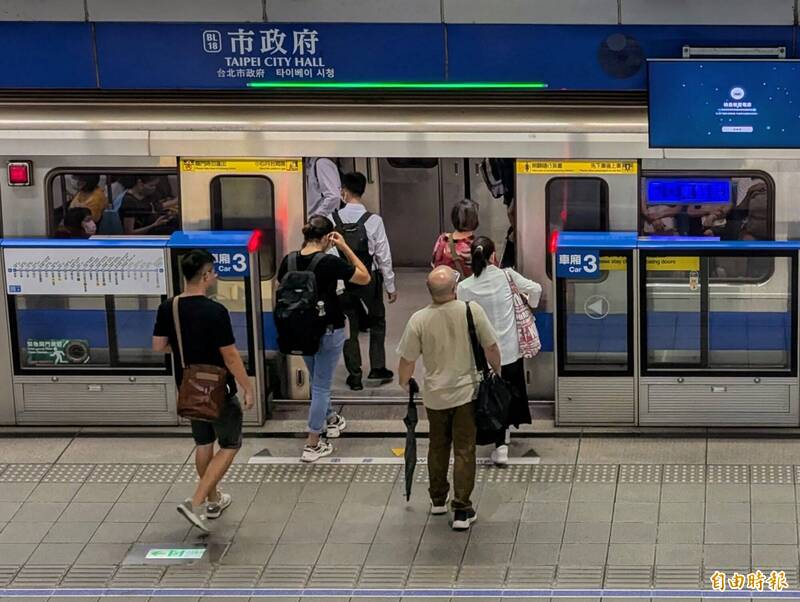 台北捷運今天照常行駛,但未視實際狀況彈性調整班距。(資料照) 台北捷運今天照常行駛,但未視實際狀況彈性調整班距。(資料照)