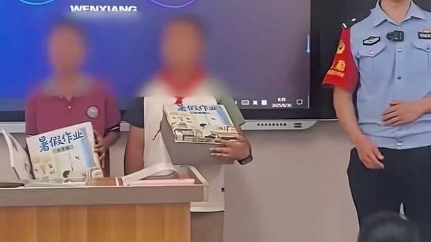 中國學童眼尖識破罌粟花，舉辦獲獎不料獲得一箱「暑假作業」。（擷取自微博）