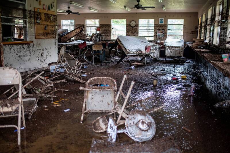 美國德州克爾郡發生致命洪水後，神秘營地小屋內的家具散落一地。（路透）