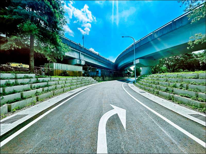 湖堤頂交流道往國道一號北向匝道，動線改善工程完工。（新工處提供）
