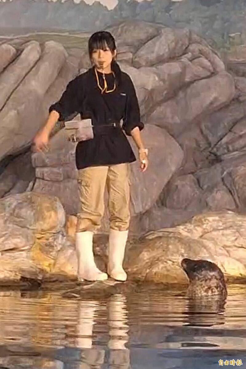 海生館美女飼育員小伶成熱搜,五萬人留言要應徵「海豹」。(記者蔡宗憲攝) 海生館美女飼育員小伶成熱搜,五萬人留言要應徵「海豹」。(記者蔡宗憲攝)