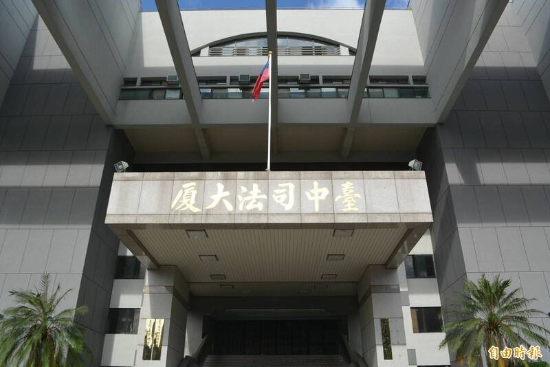 台中某國小棒球教練松志彬，涉嫌對32名小球員猥褻、性侵，台中地院今天一審宣判，90罪分別判3年6月至8年6月不等刑期。（記者陳建志攝）