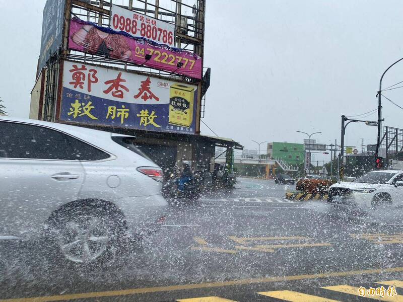 彰化市今天早上突降大雨,汽車行經積水路段濺起巨大水花,路面宛如水池,行人與其他車輛遭殃。(記者張聰秋攝) 彰化市今天早上突降大雨,汽車行經積水路段濺起巨大水花,路面宛如水池,行人與其他車輛遭殃。(記者張聰秋攝)