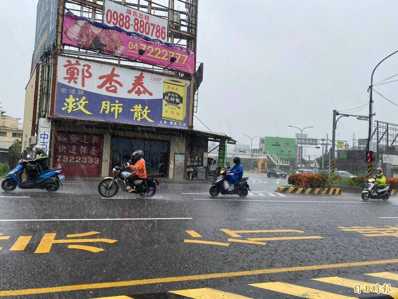 今天早上上班尖峰時段,機車族冒雨趕路,彰化市區部分路段積水,騎士即使穿了雨衣還是濕透,直呼「今天才像颱風」。(記者張聰秋攝) 今天早上上班尖峰時段,機車族冒雨趕路,彰化市區部分路段積水,騎士即使穿了雨衣還是濕透,直呼「今天才像颱風」。(記者張聰秋攝)