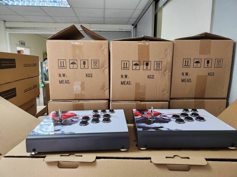 刑事局侦三队在新北、桃园等地查获5名网路卖家贩售盗版游戏的「月光宝盒」，初估侵权金额逾40亿元。（记者黄佳琳翻摄）