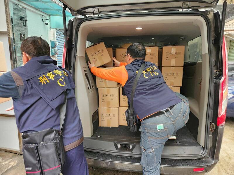 刑事局侦三队在新北、桃园等地查获5名网路卖家贩售盗版游戏的「月光宝盒」，初估侵权金额逾40亿元。（记者黄佳琳翻摄）