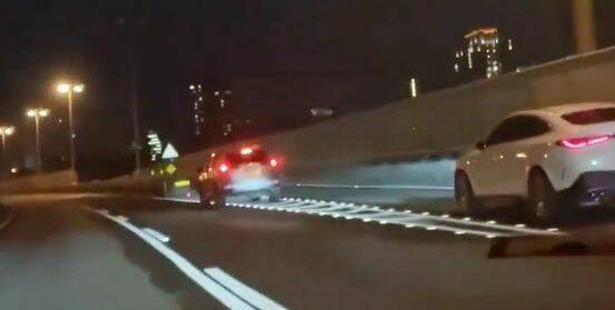 银色休旅车（左）未打方向灯且跨越槽化线。（读者提供）