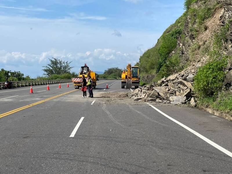 自小客冲上落石堆，幸无人伤亡。（民众提供）