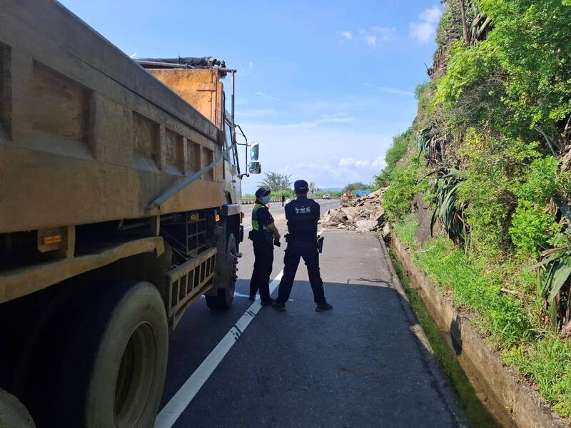 自小客冲上落石堆，幸无人伤亡。（民众提供）