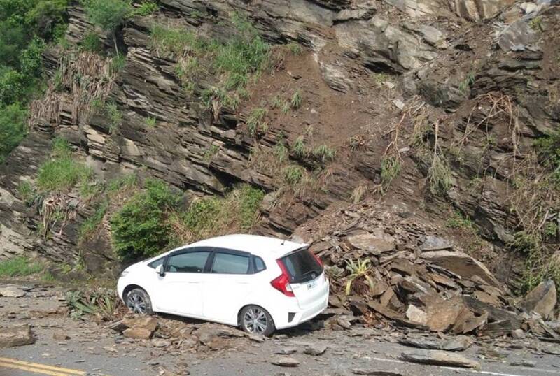 自小客冲上落石堆，幸无人伤亡。（民众提供）