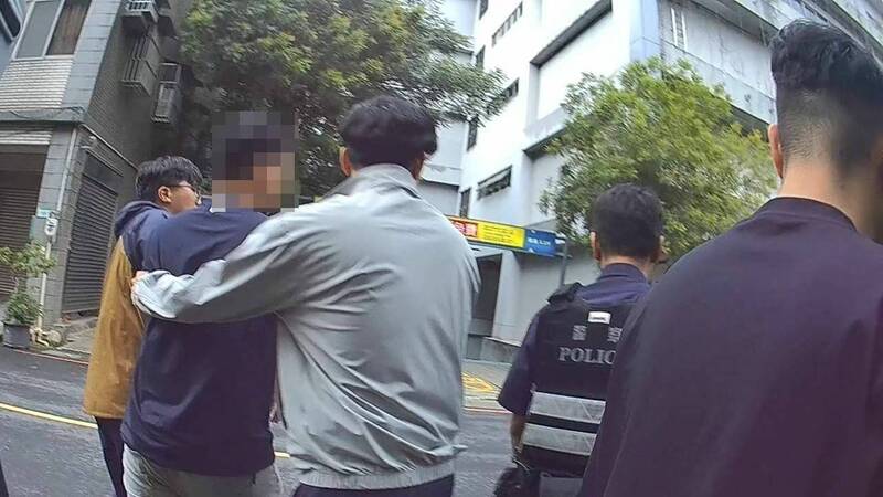桃园警分局武陵派出所员警将林男围捕到案。（记者郑淑婷翻摄）