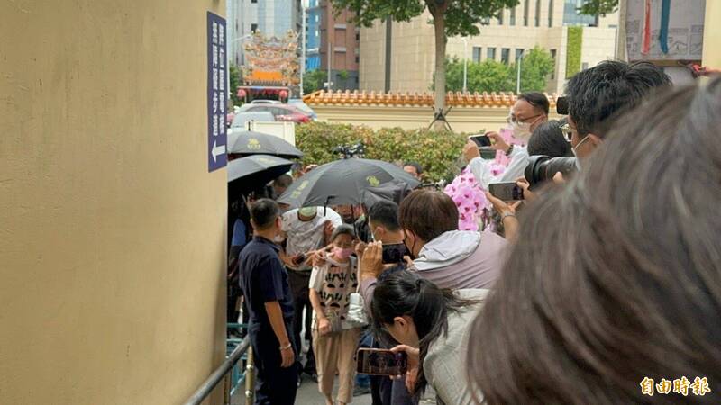 土城凶杀案今相验，图为死者母亲进入相验室；检警将择日解剖厘清死因。（记者吴仁捷摄）