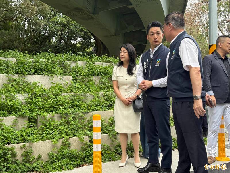 蔣萬安視察植灌木擋土設施，充分涵養水源，也美化道路環境。（記者孫唯容攝）