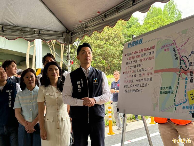蔣萬安表示，現在透過創新分流的方法，讓北上的用路人不需要再繞行，直接右轉接舊宗路二段上國道，大幅縮短400公尺的行車距離。（記者孫唯容攝）