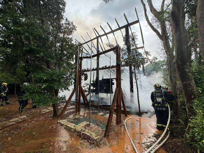 消防人员赶往驰援，拉水线对抗烈焰。（民众提供）