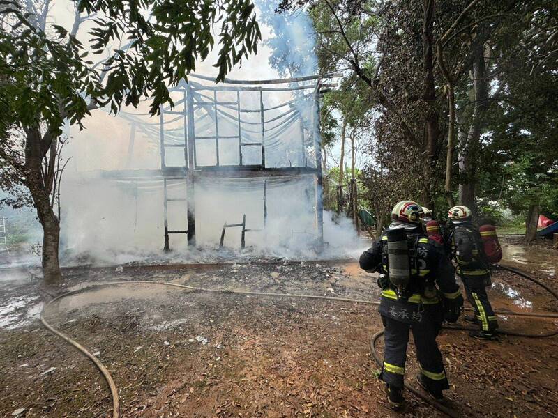 木造临时屋付之一炬。（民众提供）