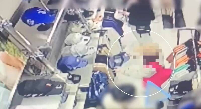 陈女假装逛街挑选商品，最后趁店员忙碌时行窃。（记者陆运锋翻摄）
