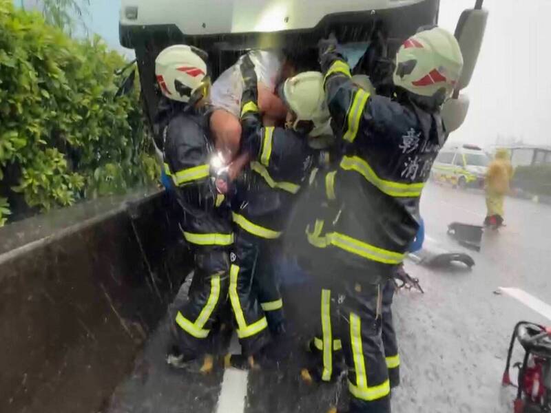 消防员合力将联结车驾驶救出。（消防局提供）
