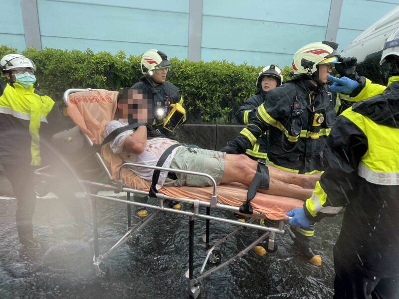 联结车驾驶被救出后送医抢救。（消防局提供）