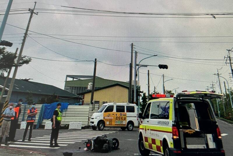 60岁王姓女子今日上午9时许行经下营区1处路口时，与小货车发生交通事故，王女当场喷飞，明显死亡。（民众提供）