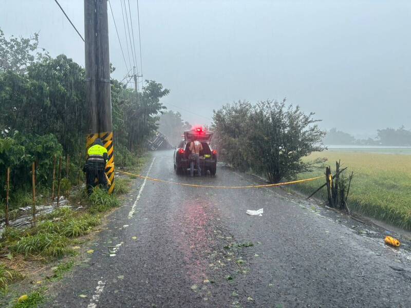 二林镇二溪路7段出现天坑，警方封锁南北向路段。（民众提供）