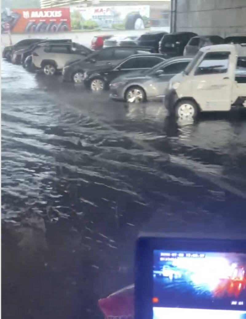 溪州乡中山路、北斗交流道下方出现严重积水，淹水高度几乎逼近半个车轮。（民众提供）