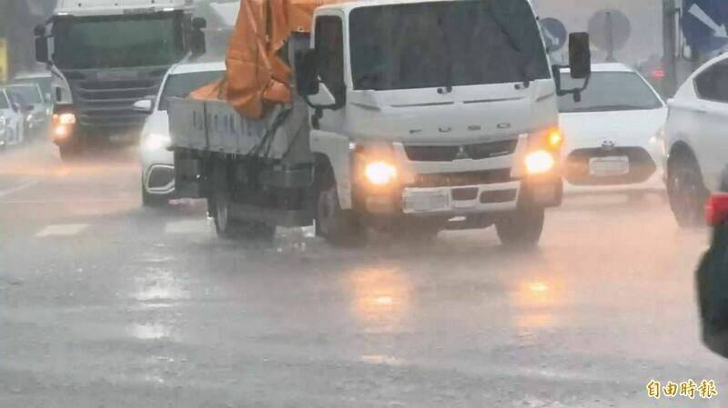 今天早上彰化地區暴雷雨狂下，道路積水，路況壅塞。（記者張聰秋攝）