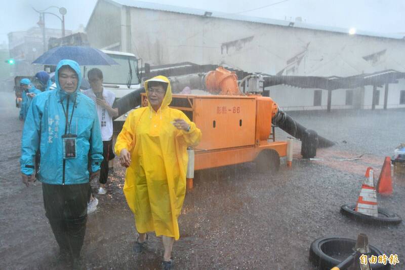 彰化縣長王惠美冒雨前往鹿港公會堂一帶勘災,現場出動大型抽水機加速排水。(縣府提供) 彰化縣長王惠美冒雨前往鹿港公會堂一帶勘災,現場出動大型抽水機加速排水。(縣府提供)