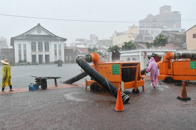 鹿港公會堂外積水嚴重,廣場成汪洋,廣場周邊道路水位高達腳踝,縣府緊急啟用大型抽水設備處理災情。(縣府提供) 鹿港公會堂外積水嚴重,廣場成汪洋,廣場周邊道路水位高達腳踝,縣府緊急啟用大型抽水設備處理災情。(縣府提供)
