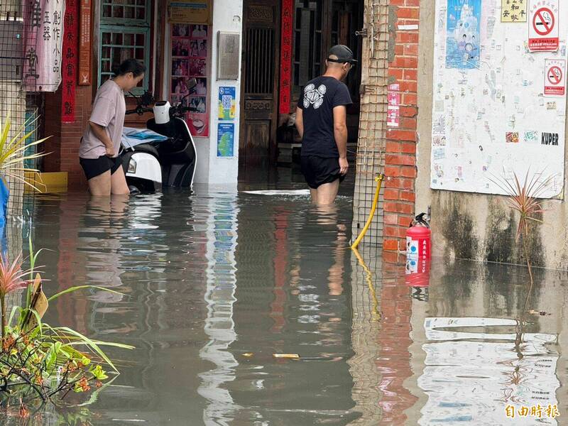 鹿港老街泡在水裡。（記者湯世名攝）