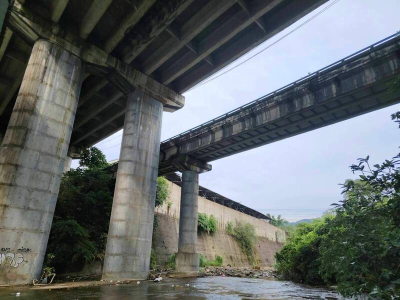新北市汐止區新台五路二段往汐平路一段高架橋，今天下午近4時許發生一起女子疑似墜橋案，警消趕抵時，該名女子已無生命跡象；汐止警方釐清死者身分中。（記者林嘉東翻攝）