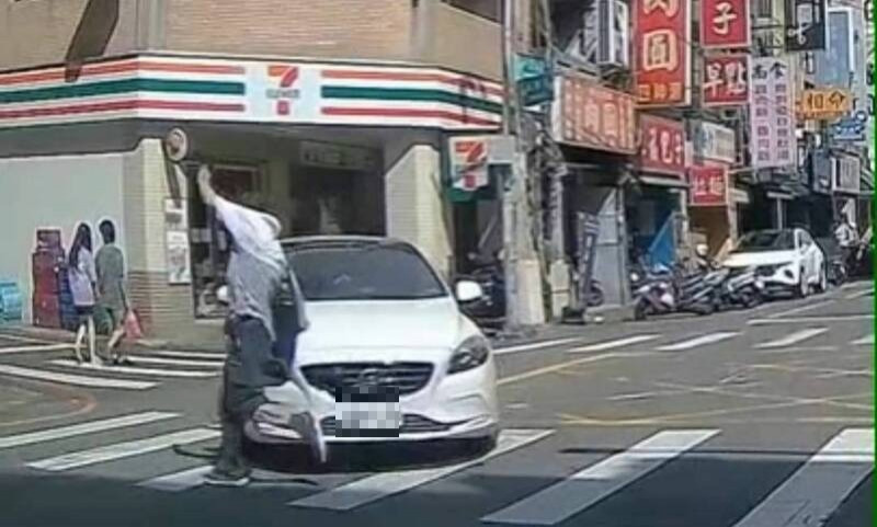 日前一名阿伯過馬路,險遭未停讓的白色汽車撞上,所幸阿伯身手矯健,單手撐住引擎蓋跳過。(擷取自Wowtchout) 日前一名阿伯過馬路,險遭未停讓的白色汽車撞上,所幸阿伯身手矯健,單手撐住引擎蓋跳過。(擷取自Wowtchout)