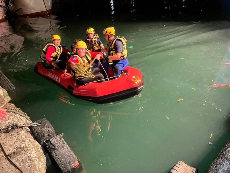 台北市柯姓與陳姓女子晚間在基隆市中正區海豹岩海域戲水時，遇漲潮受困海豹岩，一度危急。基隆市消防局出動橡皮艇將2人救上岸。（記者林嘉東翻攝）