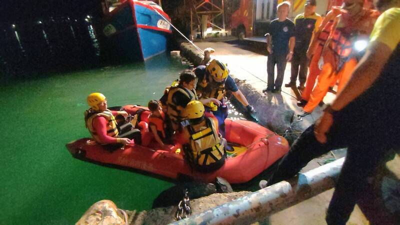 台北市柯姓與陳姓女子晚間在基隆市中正區海豹岩海域戲水時，遇漲潮受困海豹岩，一度危急。基隆市消防局出動橡皮艇將2人救上岸。（記者林嘉東翻攝）