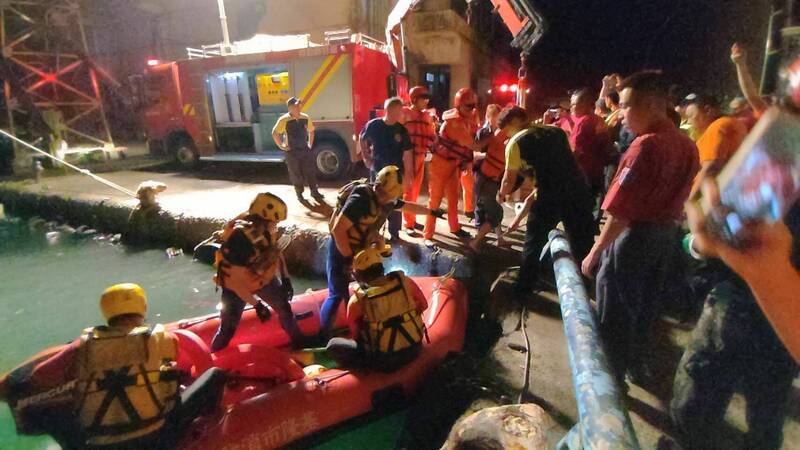 台北市柯姓與陳姓女子晚間在基隆市中正區海豹岩海域戲水時，遇漲潮受困海豹岩，一度危急。基隆市消防局出動橡皮艇將2人救上岸。（記者林嘉東翻攝）