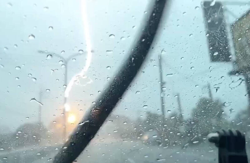 彰化縣上午遭遇劇烈雷雨襲擊，有駕駛目睹閃電直擊路旁變電箱引爆火光。（民眾提供）