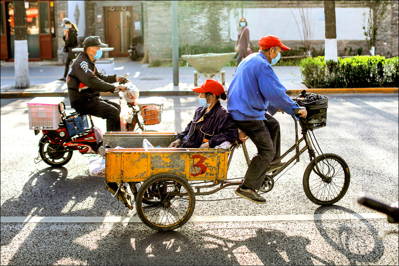 中國國務院近日公布的年度審計報告揭露，逾20個省級政府挪用大筆國家統籌的基本養老保險基金，金額達602億人民幣。圖為北京街頭的年長者。（歐新社檔案照）
