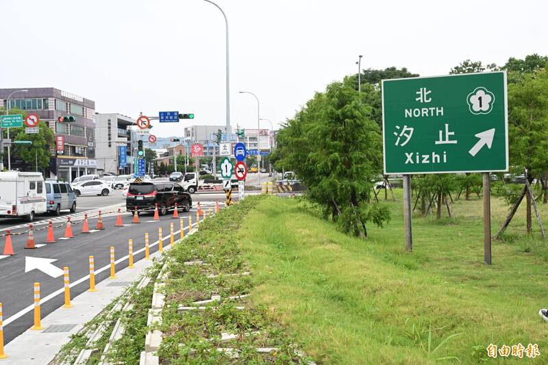 n  內湖堤頂交流道往國道一號北向匝道，動線改善工程完工，8日下午通車。（記者張嘉明攝）