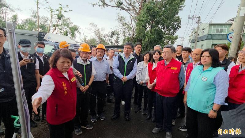 嘉義市長黃敏惠(左一)今天向行政院長卓榮泰說明災情。(記者丁偉杰攝) 嘉義市長黃敏惠(左一)今天向行政院長卓榮泰說明災情。(記者丁偉杰攝)