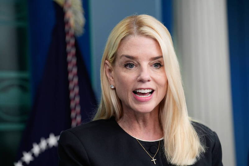 美國司法部長邦迪（Pam Bondi）曾聲稱FBI握有愛潑斯坦「客戶名單」，但遭司法部與FBI聯合聲明打臉。（歐新社資料照）