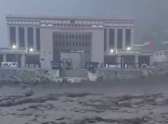 中國和尼泊爾邊境的吉隆口岸一帶發生土石流災害，大量泥沙傾瀉而下，沖垮吉隆口岸橋梁，至少17人失蹤。（圖擷自微博）