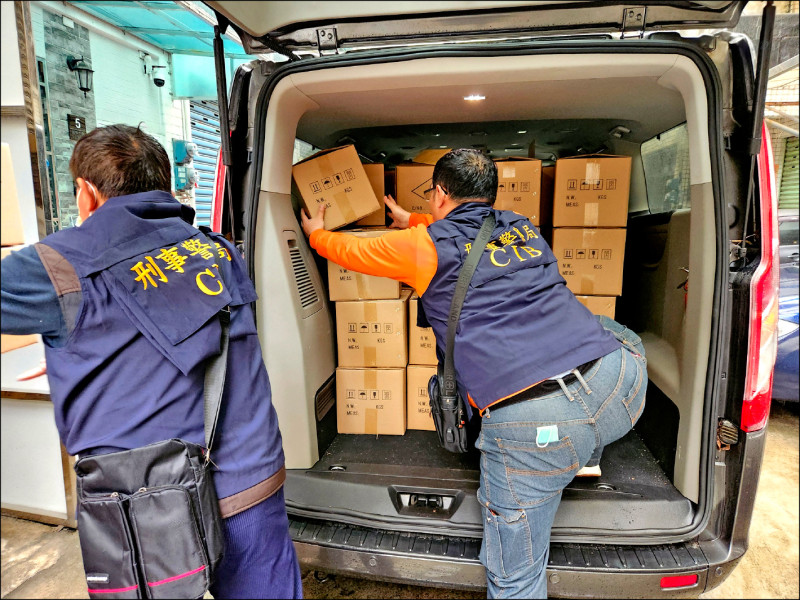 刑事局偵三隊在新北、桃園等地查獲5名賣
家販售盜版遊戲的「月光寶盒」，初估侵
權金額逾40億元。 （記者黃佳琳翻攝）